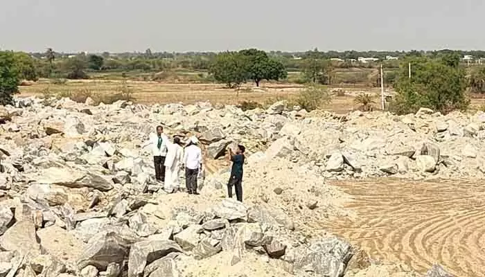 రైతుల పొలాల్లో మట్టి, రాళ్లు డంపింగ్ రైతుల పొలాల్లో మట్టి, రాళ్లు డంపింగ్