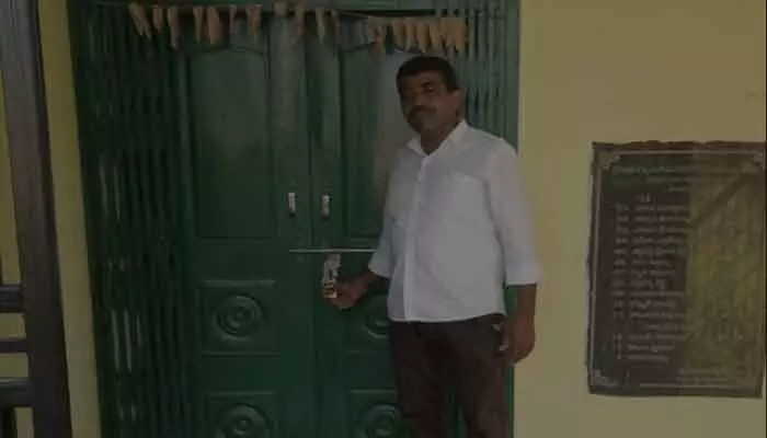 రెండు నెలలుగా వడ్లు కొనడం లేదని సింగిల్ విండో సొసైటీకి తాళం వేసిన వైనం రెండు నెలలుగా వడ్లు కొనడం లేదని సింగిల్ విండో సొసైటీకి తాళం వేసిన వైనం