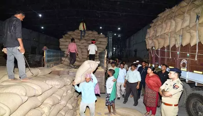 తడిసిన ధాన్యాన్ని పూర్తి స్థాయిలో కొనుగోలు చేస్తాం తడిసిన ధాన్యాన్ని పూర్తి స్థాయిలో కొనుగోలు చేస్తాం