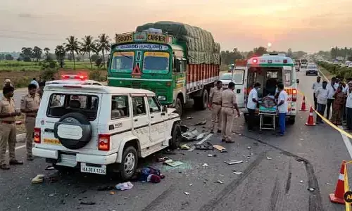 వనపర్తి జిల్లాలో ఘోర రోడ్డు ప్రమాదం.. ముగ్గురు కర్ణాటక వాసులు దుర్మరణం