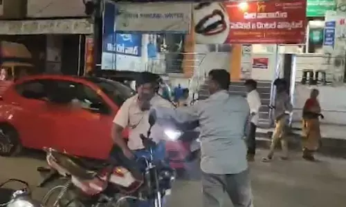 మద్యం మత్తులో రెచ్చిపోయిన ఏఎస్ఐ.. హోటల్ నిర్వాహకులపై దాడి
