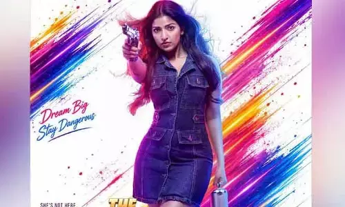‘ది రెడ్ బ్యాగ్’ సినిమా నుంచి హీరోయిన్ పవర్ ఫుల్ లుక్ రిలీజ్..