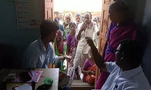లబ్ధిదారులపై దురుసుగా ప్రవర్తిస్తున్న పోస్ట్ మాస్టర్ పై చర్యలు తీసుకోవాలి