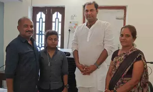 అనారోగ్యంతో బాధ‌ప‌డుతున్న జ‌ర్న‌లిస్ట్ కుమారుడిని ప‌రామ‌ర్శించిన ఎమ్మెల్యే
