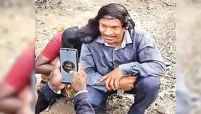 బోడి గుండుకు.. ఉపాధి హామీకి ముడి.. వీడియో వైరల్ బోడి గుండుకు.. ఉపాధి హామీకి ముడి.. వీడియో వైరల్