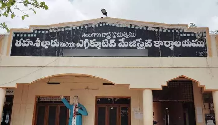 మాకు ఏ రూల్స్ పట్టవు..! ‘భూభారతి’ వచ్చినా మారని రెవెన్యూ లీలలు మాకు ఏ రూల్స్ పట్టవు..! ‘భూభారతి’ వచ్చినా మారని రెవెన్యూ లీలలు
