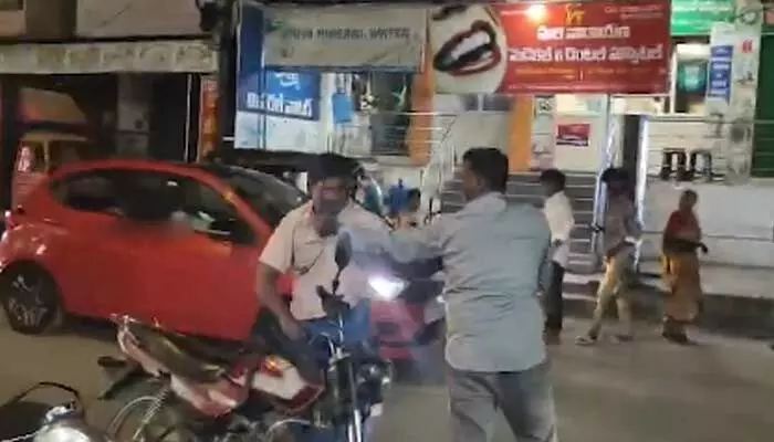మద్యం మత్తులో రెచ్చిపోయిన ఏఎస్ఐ.. హోటల్ నిర్వాహకులపై దాడి మద్యం మత్తులో రెచ్చిపోయిన ఏఎస్ఐ.. హోటల్ నిర్వాహకులపై దాడి