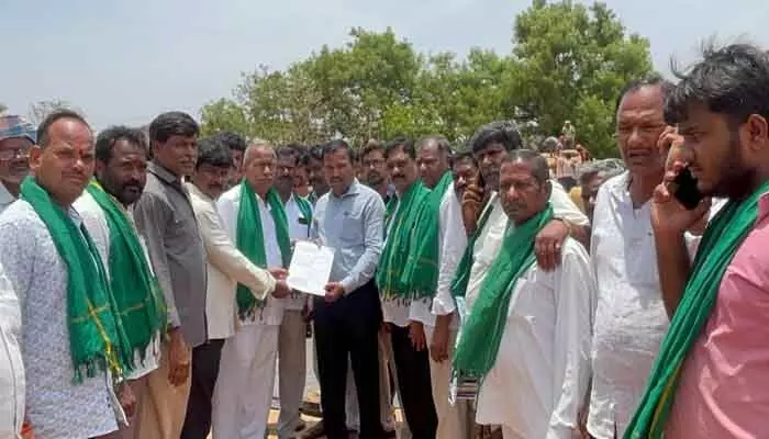 అచ్చంపేట వ్యవసాయ మార్కెట్ లో రైతులను మోసం చేస్తున్న దళారు వ్యవస్థ అచ్చంపేట వ్యవసాయ మార్కెట్ లో రైతులను మోసం చేస్తున్న దళారు వ్యవస్థ