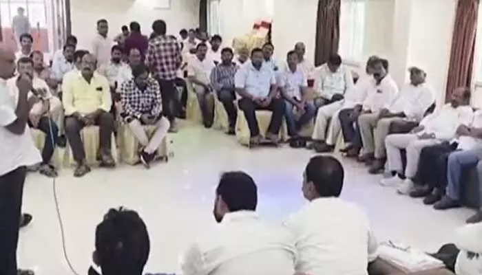 ఏపీ ఆక్వా రైతుల సంచలన నిర్ణయం.. క్రాప్ హాలిడే వైపు అడుగులు..! ఏపీ ఆక్వా రైతుల సంచలన నిర్ణయం.. క్రాప్ హాలిడే వైపు అడుగులు..!