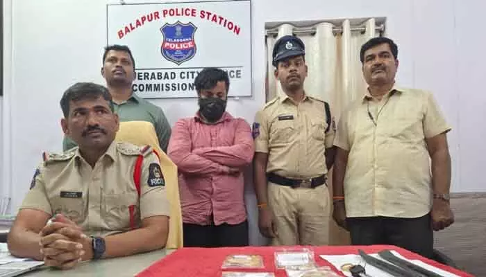 బంగారం చోరీ కేసును ఛేదించిన బాలాపూర్ పోలీసులు బంగారం చోరీ కేసును ఛేదించిన బాలాపూర్ పోలీసులు