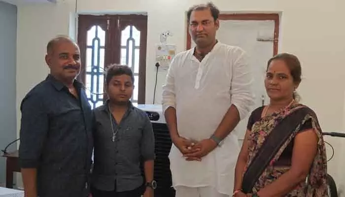 అనారోగ్యంతో బాధపడుతున్న జర్నలిస్ట్ కుమారుడిని పరామర్శించిన ఎమ్మెల్యే అనారోగ్యంతో బాధపడుతున్న జర్నలిస్ట్ కుమారుడిని పరామర్శించిన ఎమ్మెల్యే