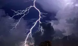 ఐఫిల్ టవర్‌ను ఢీకొట్టిన శక్తివంతమైన పిడుగు