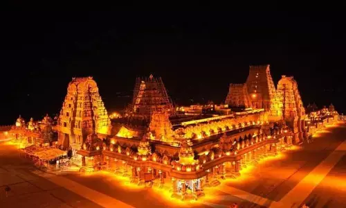 యాదాద్రిలో ప్రొటోకాల్ కష్టాలు..అధికారిక సమీక్షల్లోనూ పార్టీ నేతల హల్చల్
