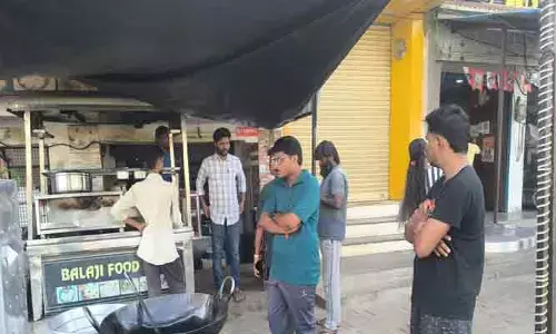 ఆహారంలో నాణ్యత లోపిస్తే చర్యలు.. పలు హోటళ్లను తనిఖీ చేసిన మున్సిపల్ కమిషనర్