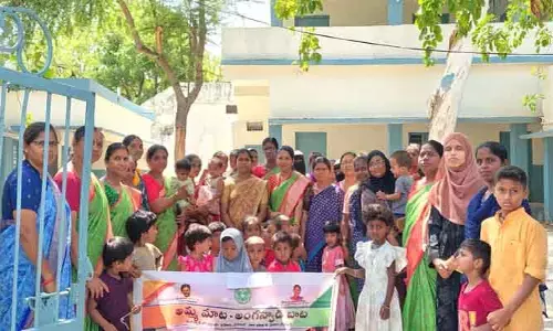 అంగ‌న్ వాడి చిన్నారుల‌కు యూనిఫాంల పంపిణీ