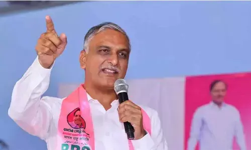 రాష్ట్రంలో 33 జిల్లాలు ఉంటే ముగ్గురే డీఈవోలు: హరీశ్ రావు