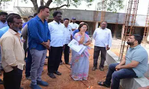 విద్యార్థులకు ఇబ్బందులు లేకుండా నిర్మాణాలు పూర్తి చేయాలి: కలెక్టర్