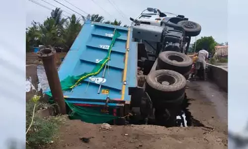 కూలిపోయిన వంతెన.. తెగిపోయిన సంబంధాలు