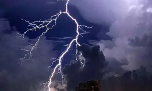 ఐఫిల్ టవర్‌ను ఢీకొట్టిన శక్తివంతమైన పిడుగు