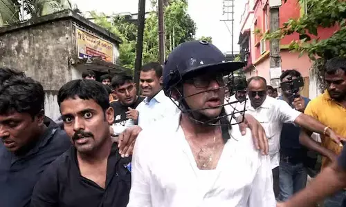 మాజీ సీఎం మమతా బెనర్జీ మేనల్లుడిపై కోడిగుడ్లతో దాడి.. చోర్.. చోర్ అంటూ నినాదాలు