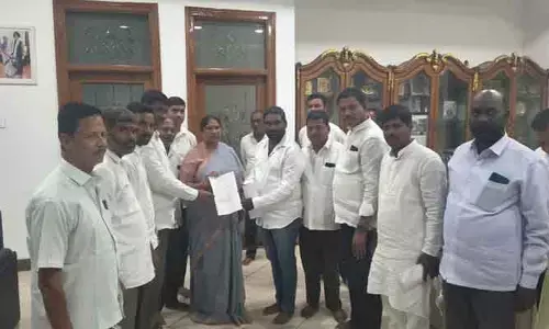 బ్రిడ్జీ ప‌నులు వేగ‌వంతం చేయాల‌ని మంత్రి సీత‌క్క‌కు విన‌తి :  చిన్న మంగ‌ళారం నాయ‌కులు