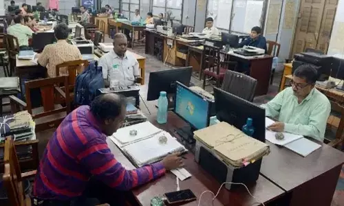 లంచాల మోజులో ప్రభుత్వ ఉద్యోగులు..