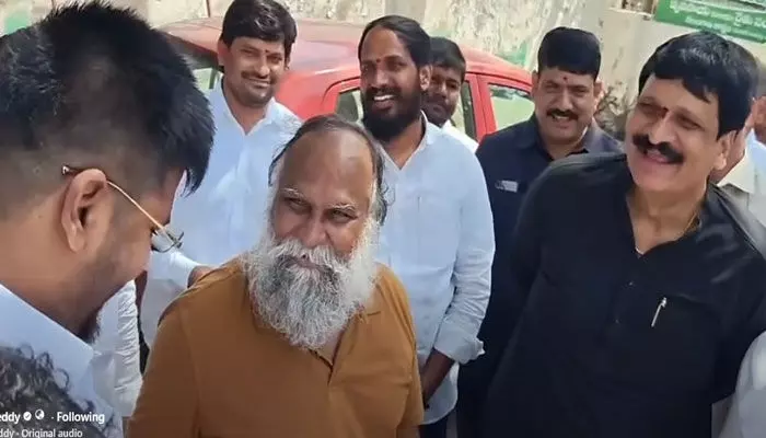 గాంధీ భవన్లో ఆసక్తికర దృశ్యం.. కాంగ్రెస్ యువ ఎమ్మెల్యేకు జగ్గారెడ్డి పొలిటికల్ క్లాస్ గాంధీ భవన్లో ఆసక్తికర దృశ్యం.. కాంగ్రెస్ యువ ఎమ్మెల్యేకు జగ్గారెడ్డి పొలిటికల్ క్లాస్