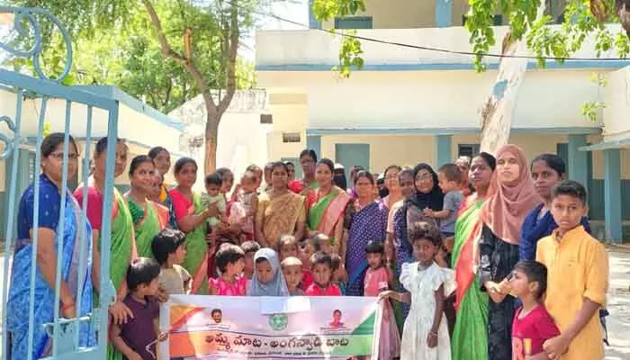 అంగన్ వాడి చిన్నారులకు యూనిఫాంల పంపిణీ అంగన్ వాడి చిన్నారులకు యూనిఫాంల పంపిణీ