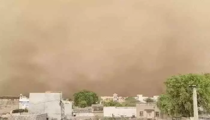 రాజస్థాన్లో ఇసుక తుఫాన్ బీభత్సం.. వణికిపోయిన ప్రజలు రాజస్థాన్లో ఇసుక తుఫాన్ బీభత్సం.. వణికిపోయిన ప్రజలు