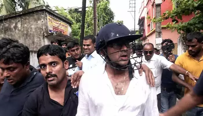 మాజీ సీఎం మమతా బెనర్జీ మేనల్లుడిపై కోడిగుడ్లతో దాడి.. చోర్.. చోర్ అంటూ నినాదాలు మాజీ సీఎం మమతా బెనర్జీ మేనల్లుడిపై కోడిగుడ్లతో దాడి.. చోర్.. చోర్ అంటూ నినాదాలు