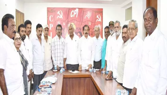 సీపీఐ ఆఫీసుకు మాజీ మావోయిస్టు అగ్రనేతలు.. క్లారిటీ ఇచ్చిన దేవ్ జీ సీపీఐ ఆఫీసుకు మాజీ మావోయిస్టు అగ్రనేతలు.. క్లారిటీ ఇచ్చిన దేవ్ జీ