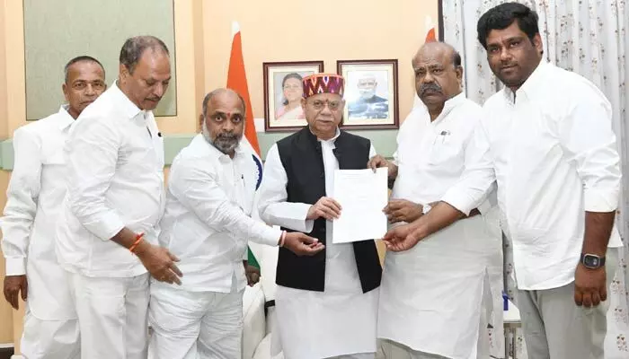 సహకార సంఘాల్లో నామినేషన్ల కుట్ర.. గవర్నర్కు బీఆర్ఎస్ ఫిర్యాదు సహకార సంఘాల్లో నామినేషన్ల కుట్ర.. గవర్నర్కు బీఆర్ఎస్ ఫిర్యాదు