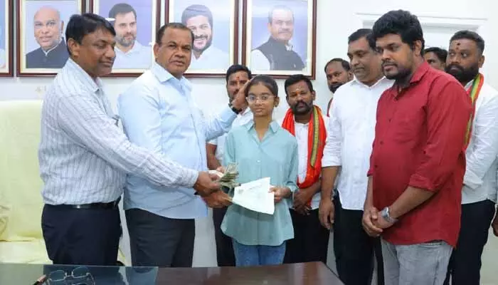 విద్యార్థిని భవితకు అండగా మంత్రి కోమటిరెడ్డి విద్యార్థిని భవితకు అండగా మంత్రి కోమటిరెడ్డి