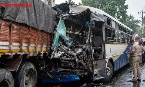 లారీని ఢీ కొట్టిన బస్సు.. ముగ్గురు స్పాట్ డెడ్