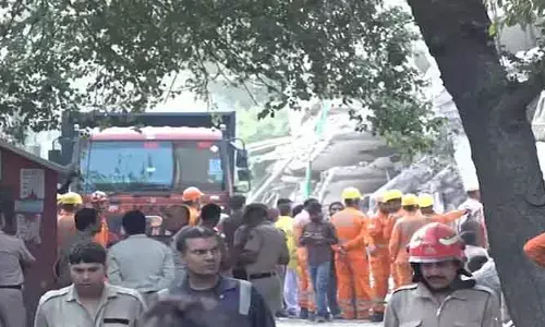 బతుకులు సమాధి.. భవనం కూలిన ఘటనలో ఇద్దరు మృతి