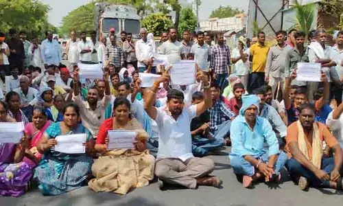 ఎండ‌ప‌ల్లిలో ప్రాథ‌మిక ఆరోగ్య కేంద్రాన్ని నిర్మించాల‌ని గ్రామ‌స్తులు రాస్తారోకో