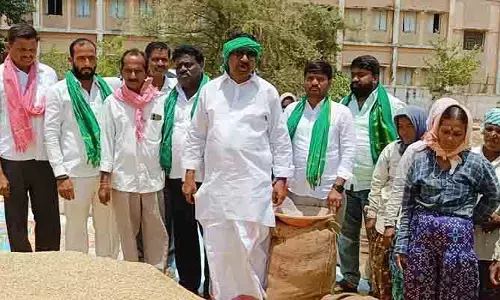 ధాన్యం కొనుగోలు పై ప్ర‌భుత్వానికి చిత్త‌శుద్ది లేదు :  మాజీ ఎమ్మెల్యే రాజ‌య్య