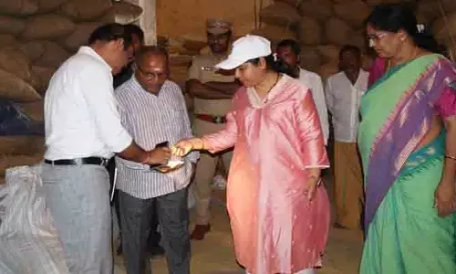 ధాన్యం కొనుగోళ్లను పూర్తి చేయండి : కలెక్టర్ సత్యశారద