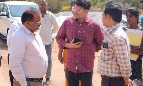 ధాన్యం కొనుగోలు కేంద్రాల వద్ద ఎలాంటి అసౌకర్యం కలగకుండా అధికారులు ప్రత్యేక శ్రద్ధ వహించాలి: అదనపు కలెక్టర్