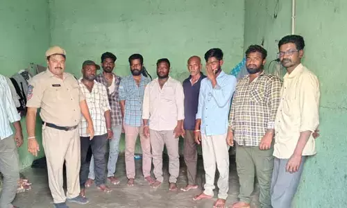 ఎనిమిది  మంది పేకాట రాయుళ్ల అరెస్టు