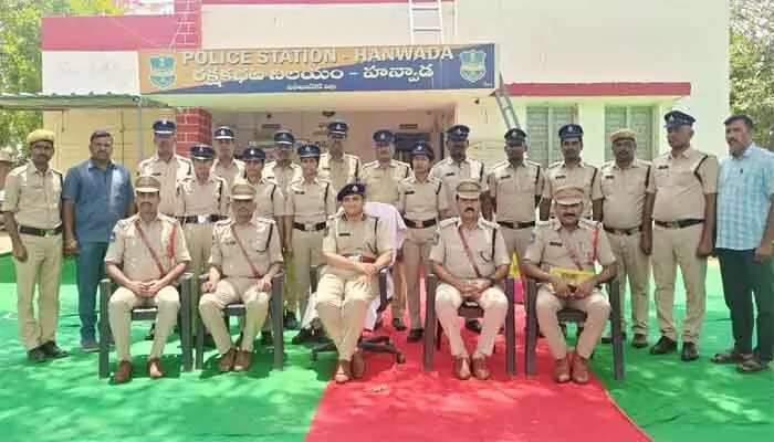 ప్రజల విశ్వాసాన్ని పెంపొందించేలా ప్రతి పోలీస్ అధికారి బాధ్యతాయుతంగా వ్యవహరించాలి : ఎస్పీ డి. జానకి ప్రజల విశ్వాసాన్ని పెంపొందించేలా ప్రతి పోలీస్ అధికారి బాధ్యతాయుతంగా వ్యవహరించాలి : ఎస్పీ డి. జానకి