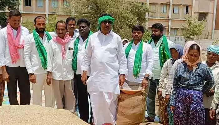 ధాన్యం కొనుగోలు పై ప్రభుత్వానికి చిత్తశుద్ది లేదు : మాజీ ఎమ్మెల్యే రాజయ్య ధాన్యం కొనుగోలు పై ప్రభుత్వానికి చిత్తశుద్ది లేదు : మాజీ ఎమ్మెల్యే రాజయ్య