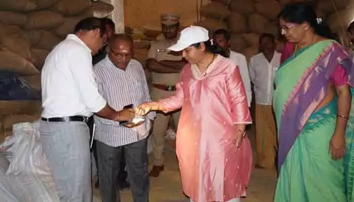 ధాన్యం కొనుగోళ్లను పూర్తి చేయండి : కలెక్టర్ సత్యశారద ధాన్యం కొనుగోళ్లను పూర్తి చేయండి : కలెక్టర్ సత్యశారద