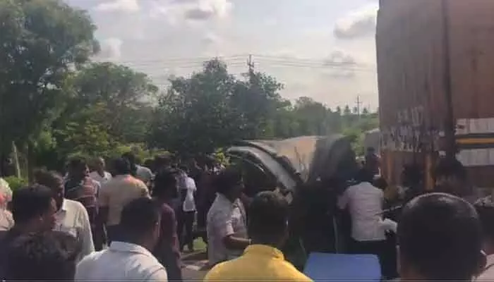 కంటైనర్ లారీని ఢీకొన్న ఆటో.. స్పాట్లోనే ఆరుగురు కూలీలు దుర్మరణం కంటైనర్ లారీని ఢీకొన్న ఆటో.. స్పాట్లోనే ఆరుగురు కూలీలు దుర్మరణం