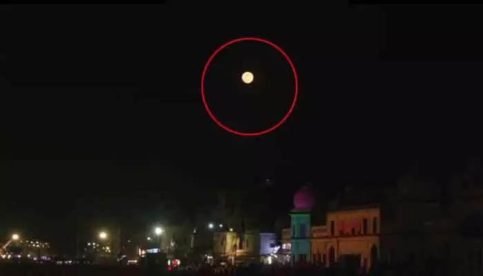 ‘రామ్ కీ పైడీ’పై అద్భుత దృశ్యం.. నింగిలో కనువిందు చేసిన అరుదైన ‘బ్లూ మూన్’ ‘రామ్ కీ పైడీ’పై అద్భుత దృశ్యం.. నింగిలో కనువిందు చేసిన అరుదైన ‘బ్లూ మూన్’