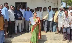 బదిలీపై వచ్చిన అంగన్వాడీ టీచర్‌ను విధుల్లో చేరకుండా అడ్డుకున్న గ్రామ గ్రామస్థులు