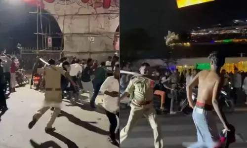 హైదరాబాద్‌లో హద్దు మీరిన అభిమానం.. పొట్టు పొట్టు కొట్టిన పోలీసులు
