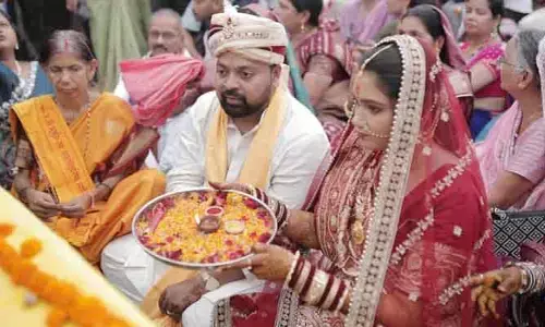 సామూహిక వివాహాల్లో పెళ్లి చేసుకున్న ఎమ్మెల్యే.. ఎడ్లబండిపై ఊరేగించిన డిప్యూటీ సీఎం