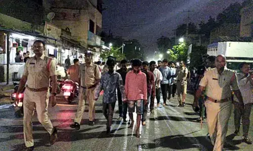 కర్నూలులో ఆర్సీబీ అభిమానుల వీరంగం.. నడిరోడ్డుపై నడిపించి బుద్ధి చెప్పిన పోలీసులు!