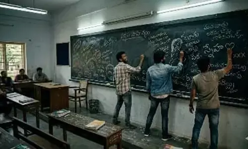 గోడలపై గలీజ్ రాతలు!